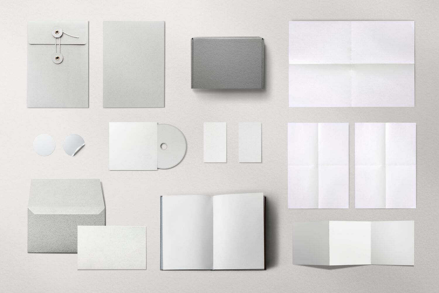 Kit completo de branding corporativo con tarjetas sobres y carpetas