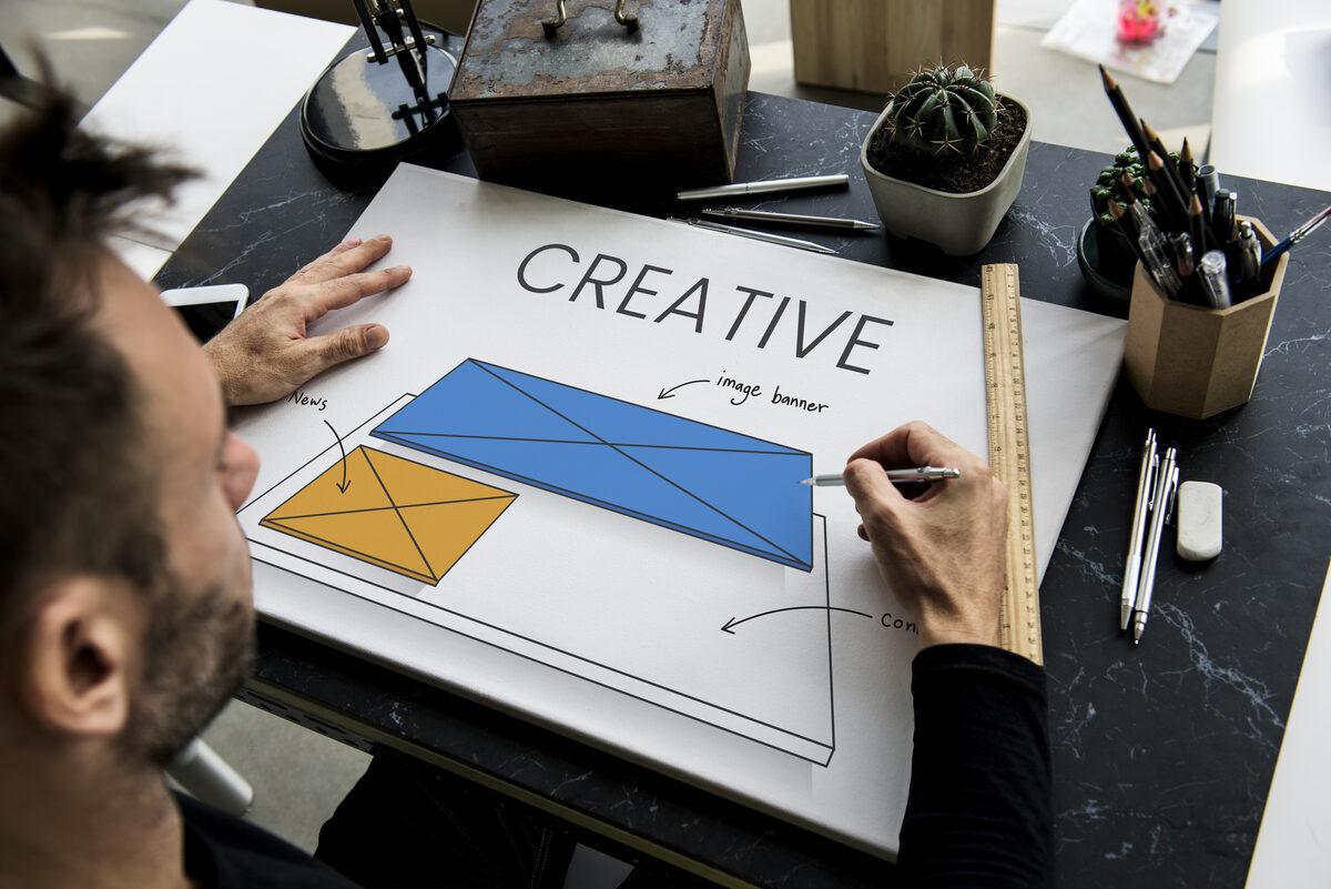 Diseñador preparando layout con sangrado y márgenes de seguridad para impresión