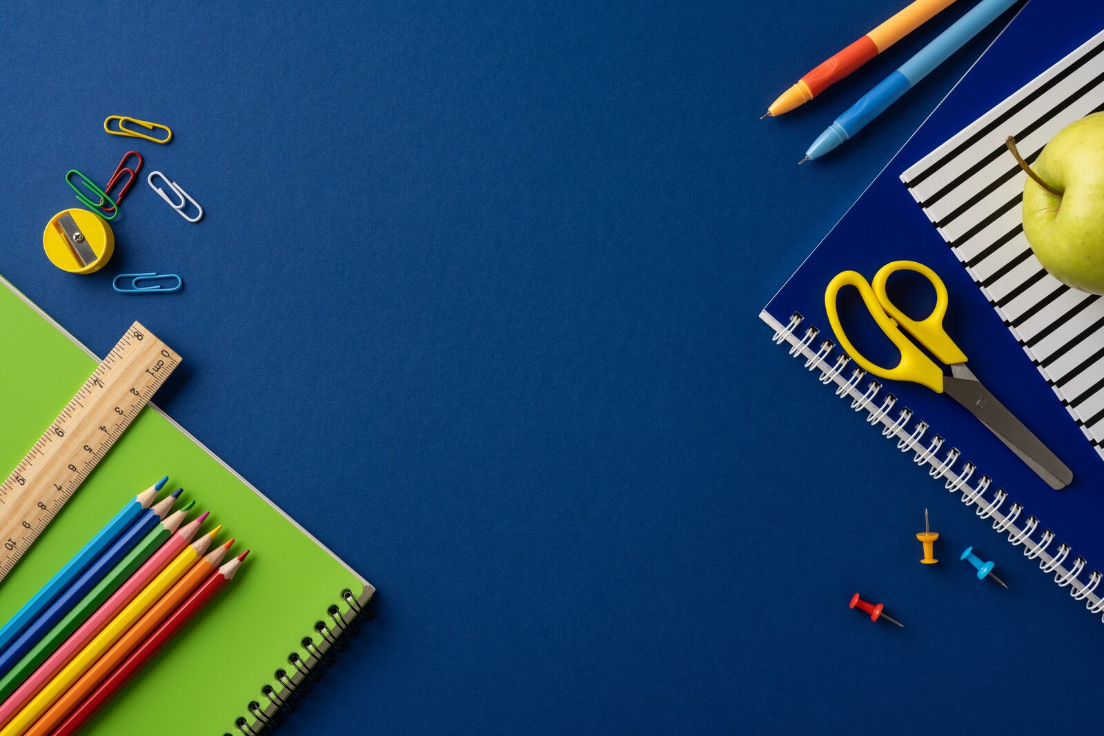 Útiles escolares coloridos listos para marcar con etiquetas escolares personalizadas — Megaprint