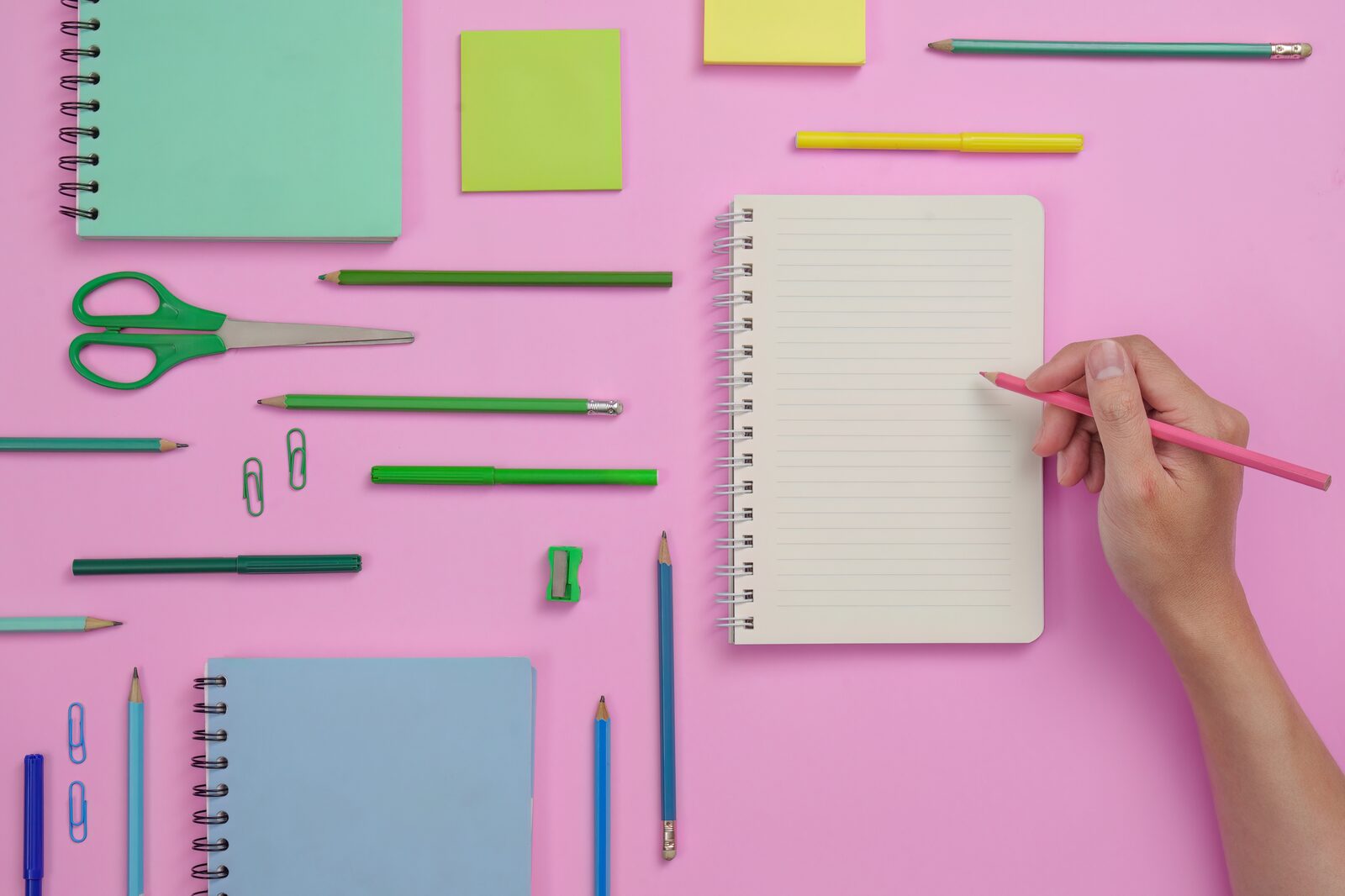 Marcando cuadernos y útiles escolares con etiquetas personalizadas para el regreso a clases — Megaprint
