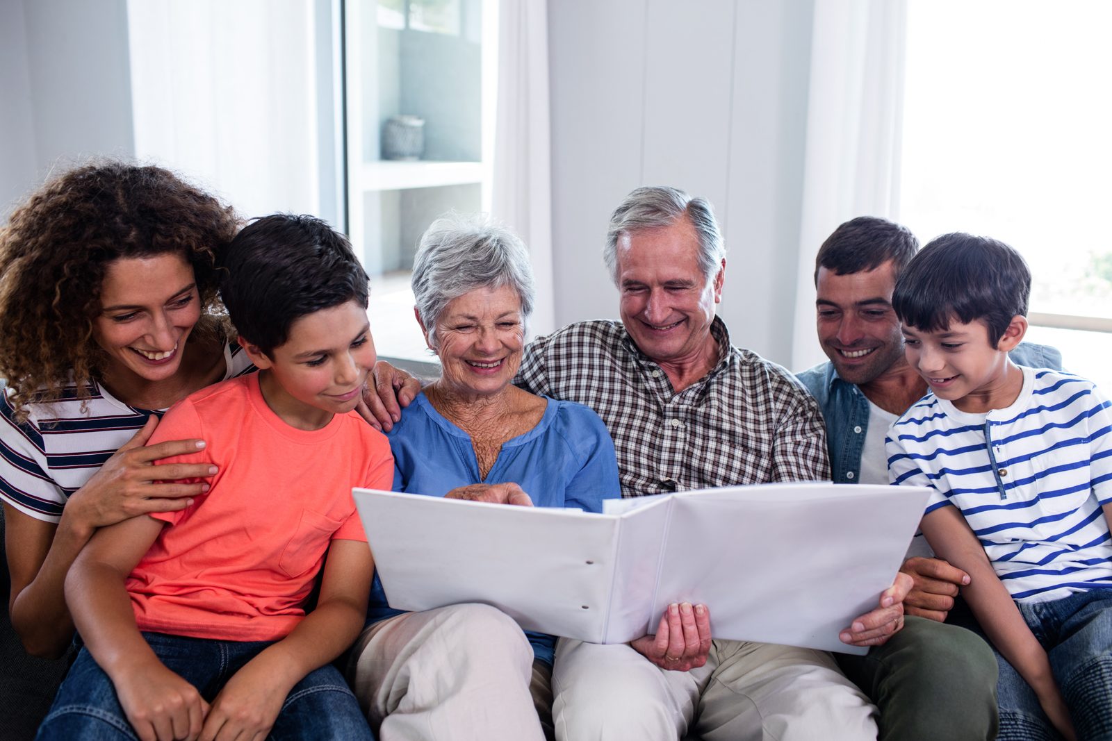 Familia hojeando un fotolibro impreso con recuerdos de viaje