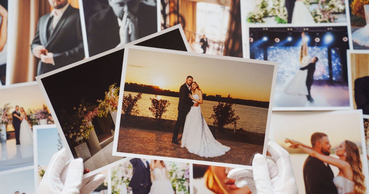 Impresiones fotográficas en papel Fujifilm sostenidas con guantes blancos