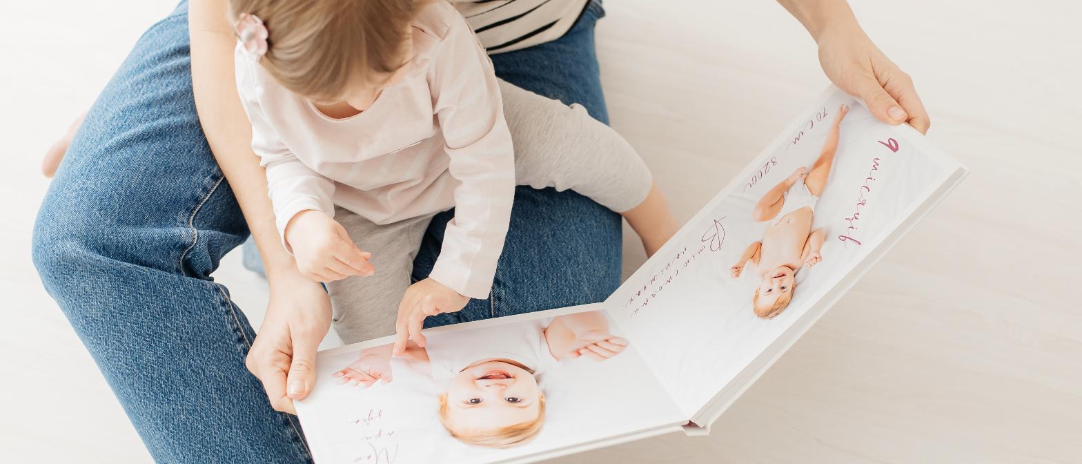 Familia hojeando un photobook con recuerdos de las vacaciones