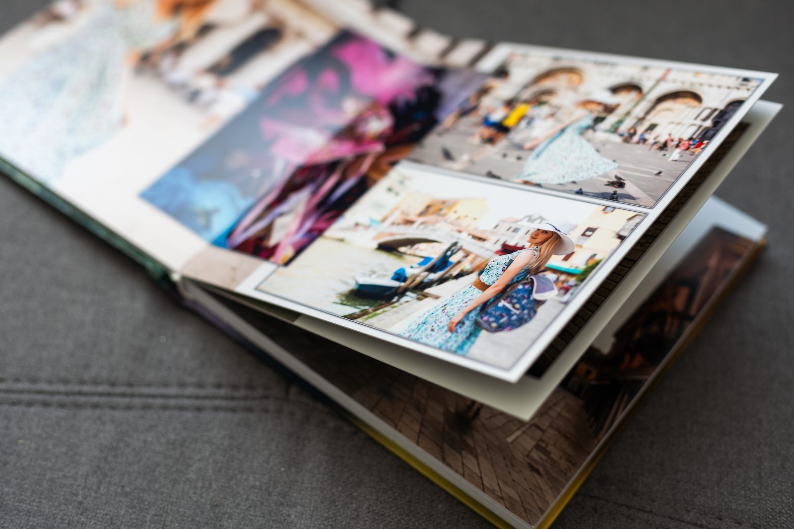 Photobook de vacaciones con fotos del verano sobre una mesa