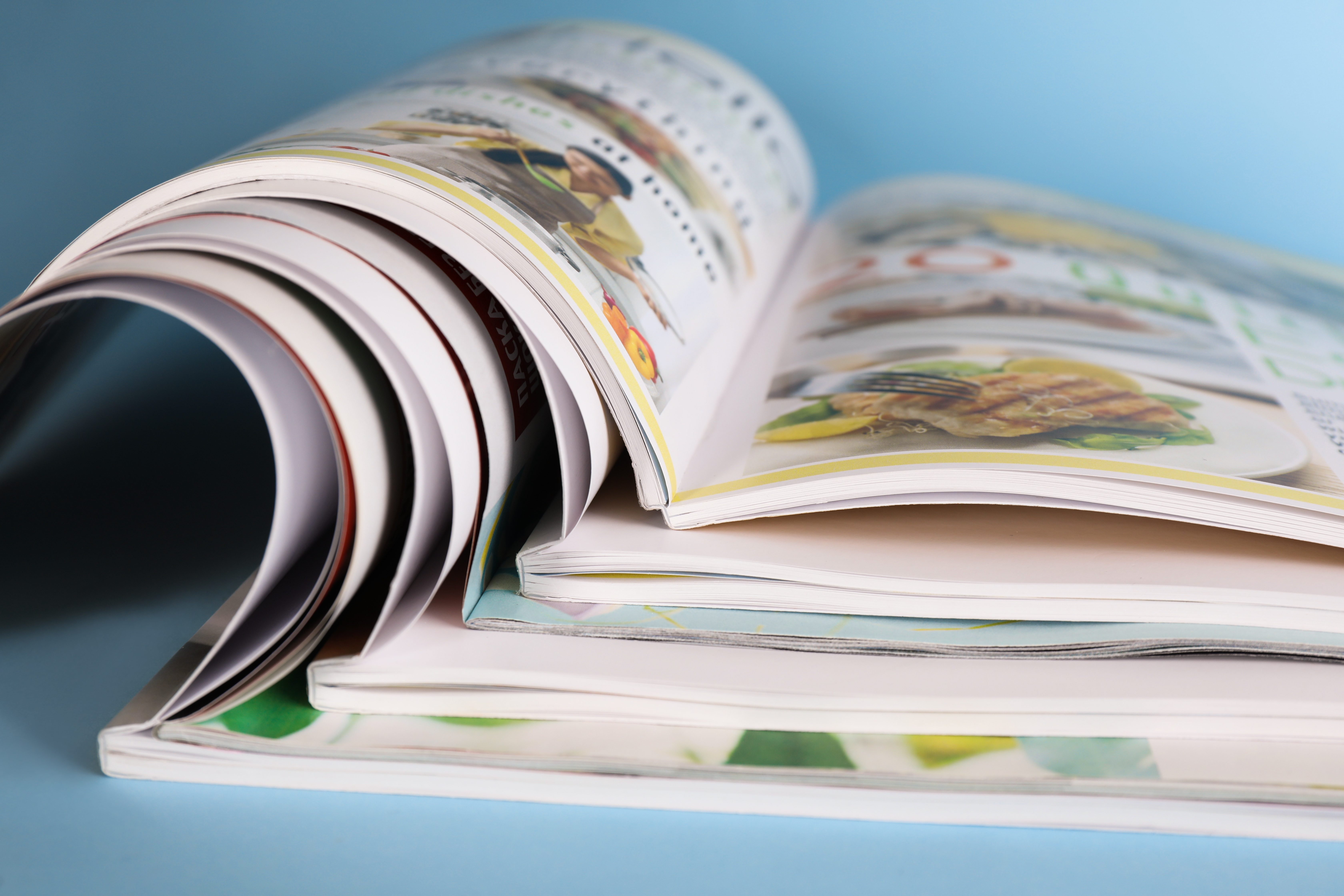 Catalogos de productos impresos a color apilados para empresas en Mexico