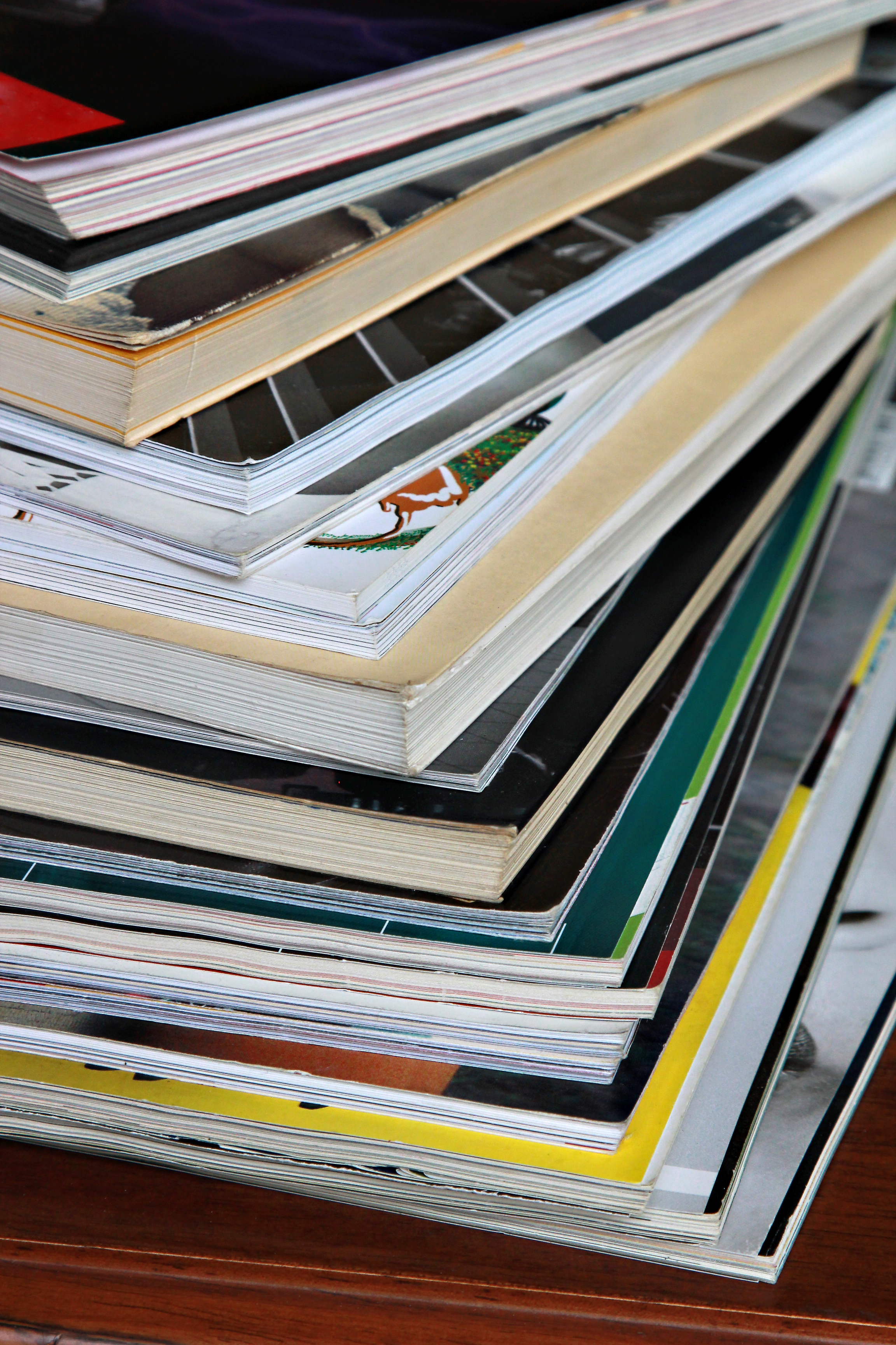Catalogos impresos de distintos tamanos y papeles