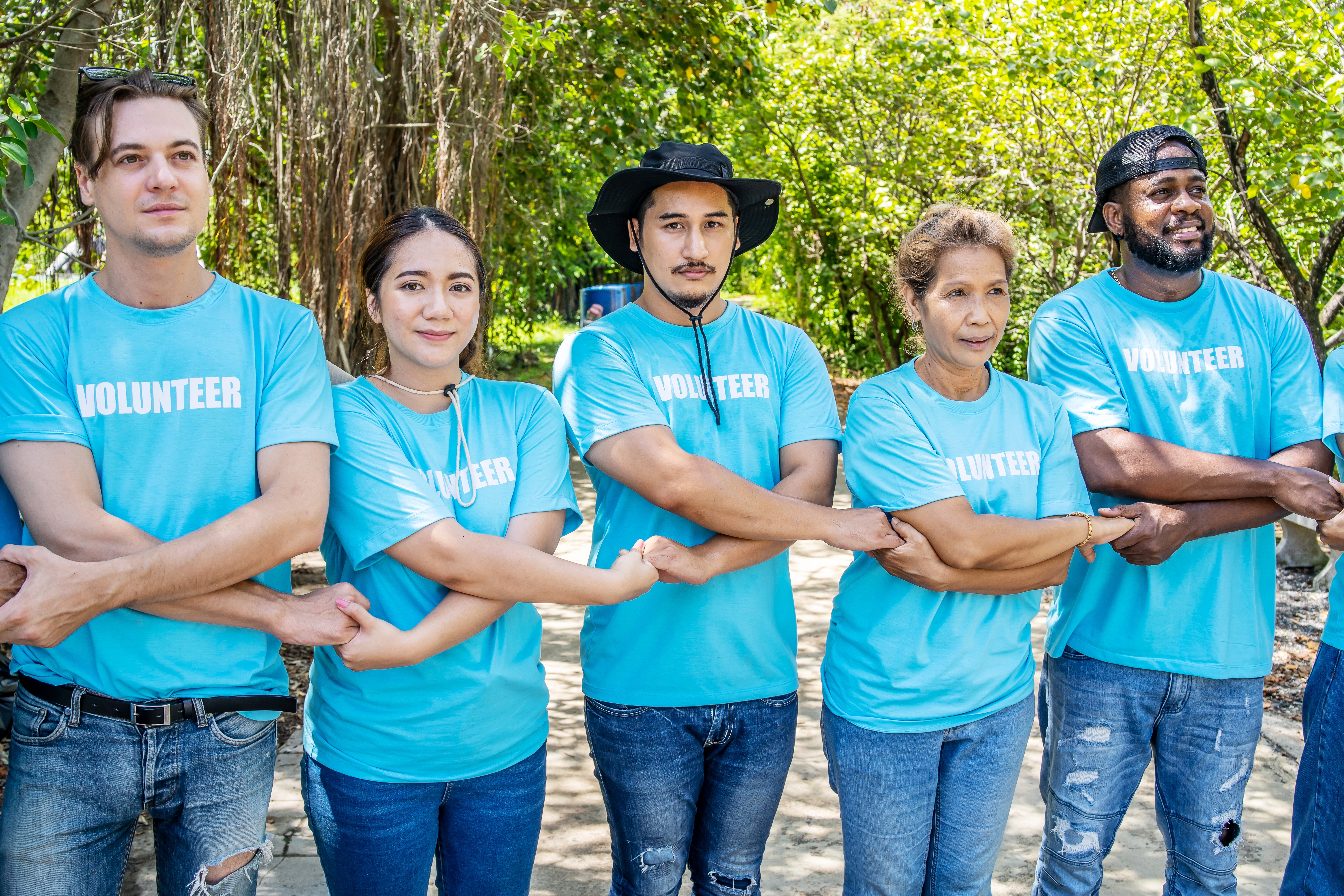 Equipo de personas usando playeras personalizadas en uniforme corporativo coordinado