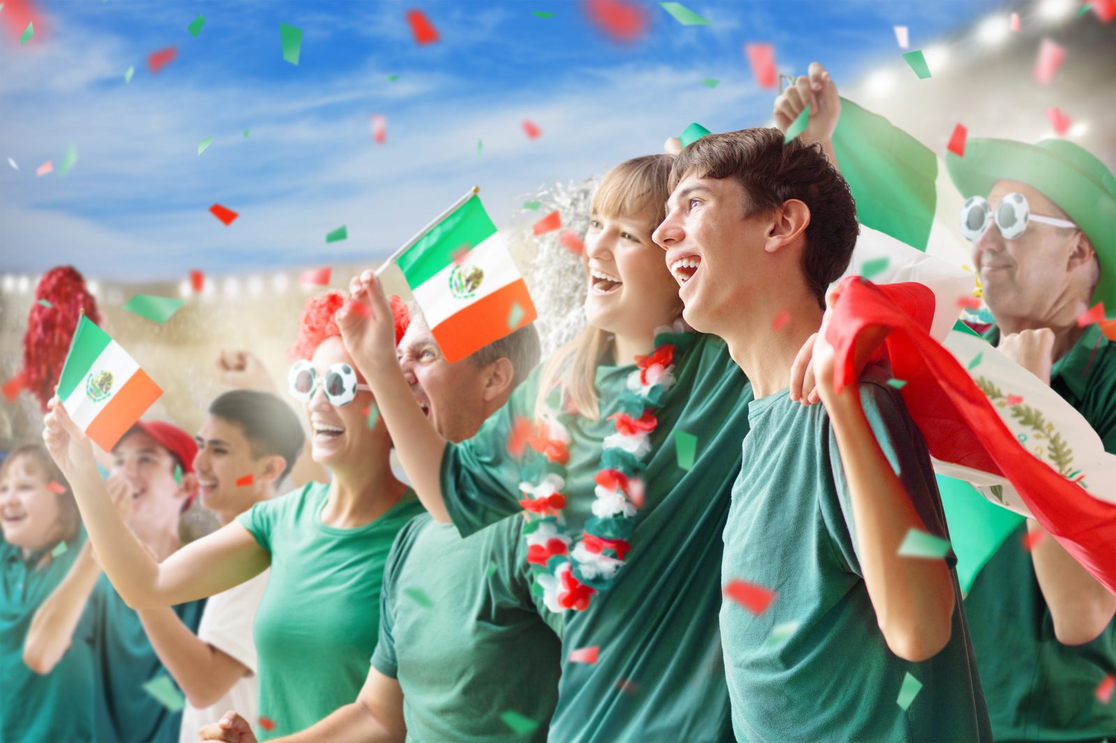 Aficionados mexicanos con playeras verdes celebrando el Mundial 2026