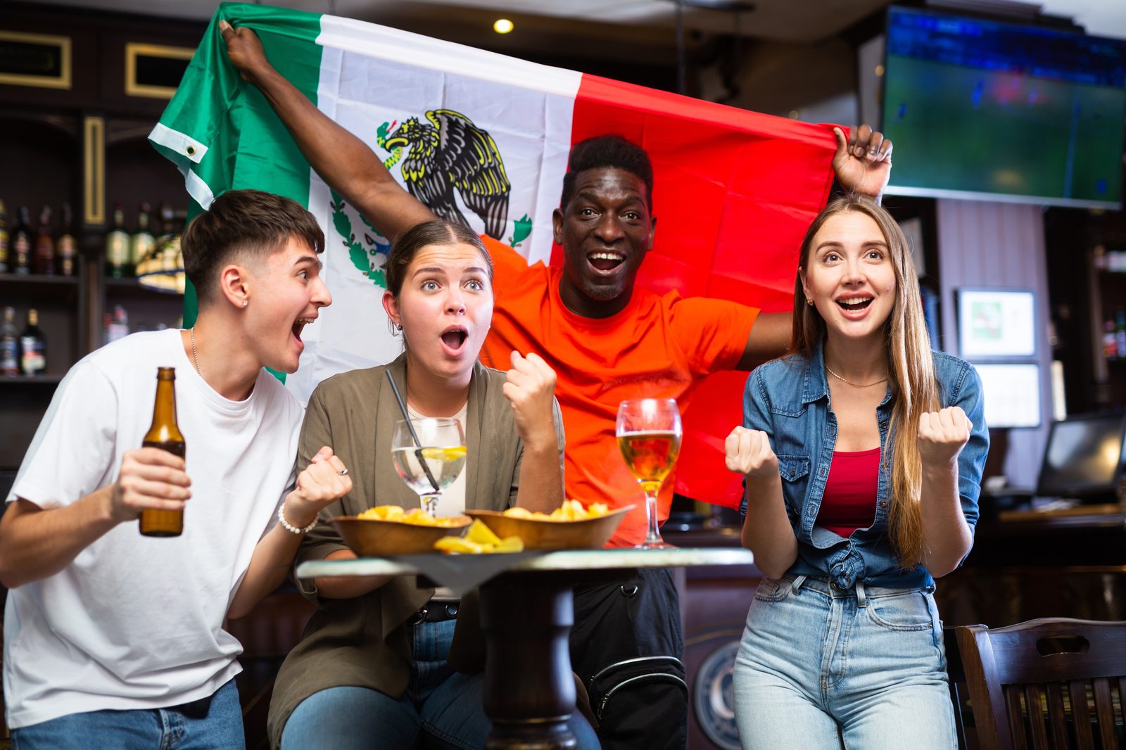 Aficionados celebrando el Mundial 2026 en un bar en México