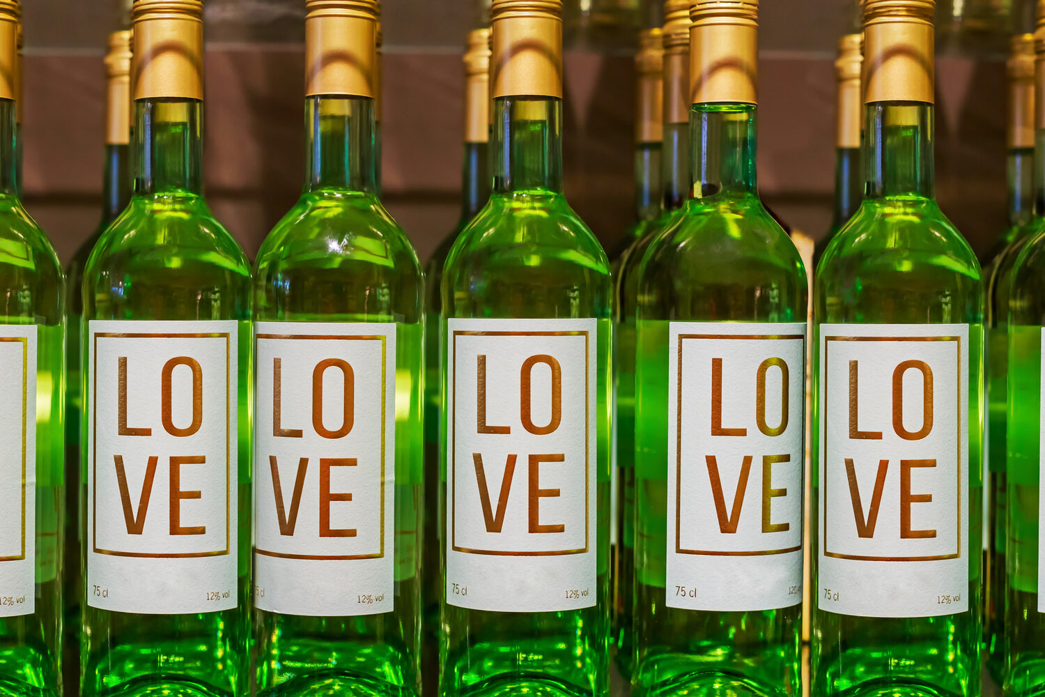 Etiquetas personalizadas en botellas de vino con diseño LOVE — Megaprint