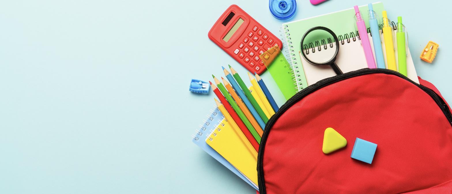 Utiles escolares personalizados con mochila roja para el regreso a clases