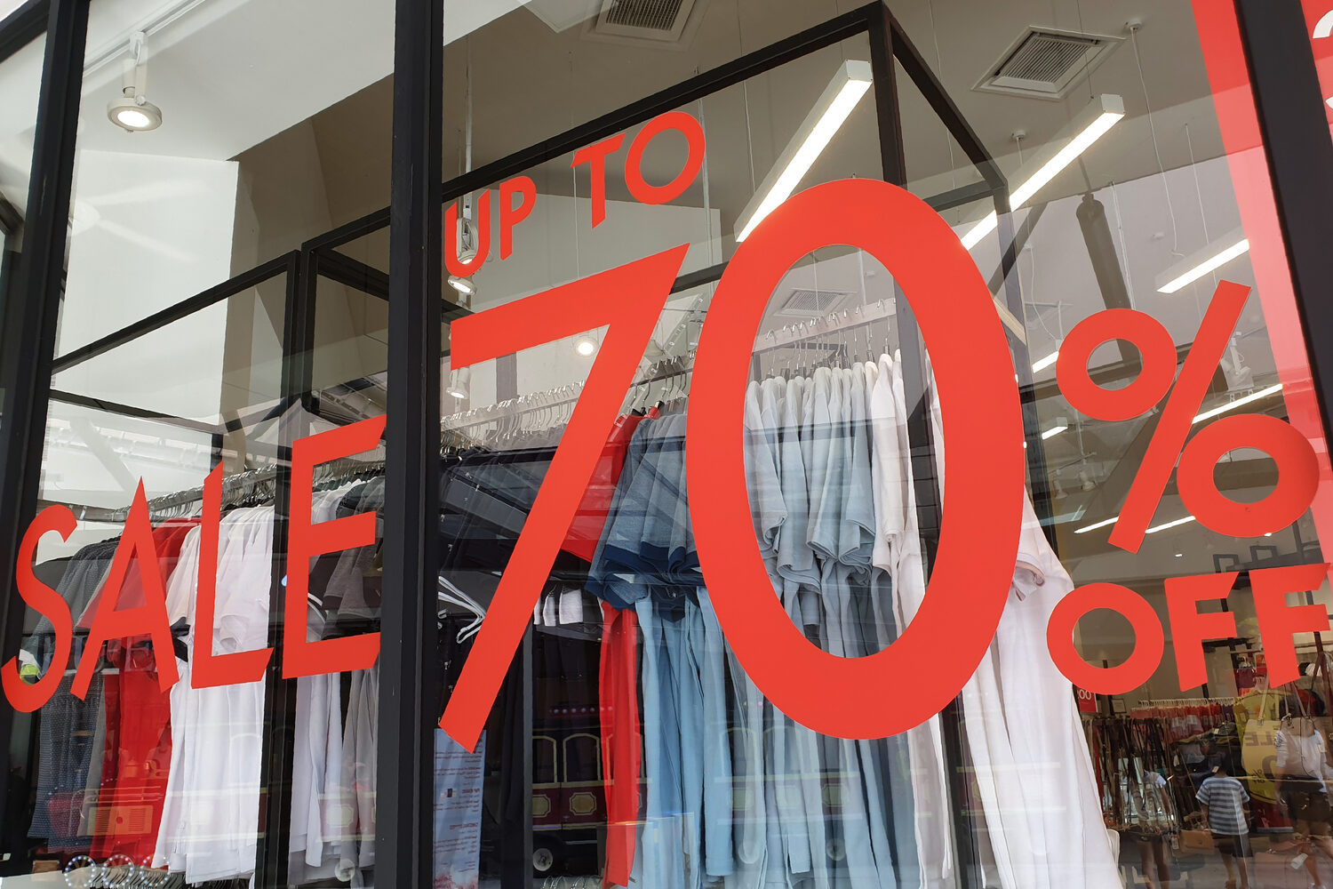 Vinilo en vitrina con promocion Sale 70%